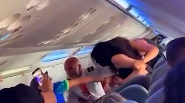 В Бразилии женщины устроили массовую драку в самолете из-за ребенка