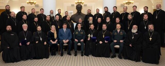 В РПЦ прокомментировали фото священников рядом с бюстом Дзержинского