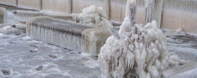 Набережная Новороссийска полностью покрылась льдом из-за норд-оста