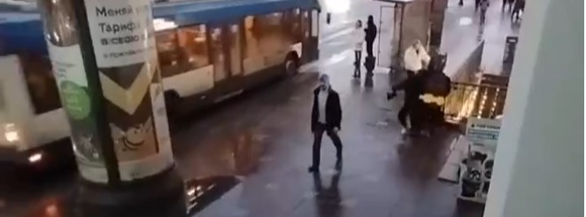 В Петербурге мужчина в костюме Бэтмена одним ударом остановил грабителя — Видео