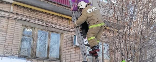 В Челябинской области спасатели сняли пенсионерку с козырька балкона