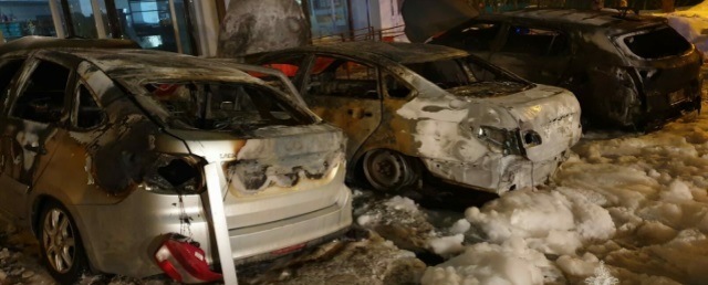 На улице Гудованцева в Казани в течение ночи подожгли пять автомобилей