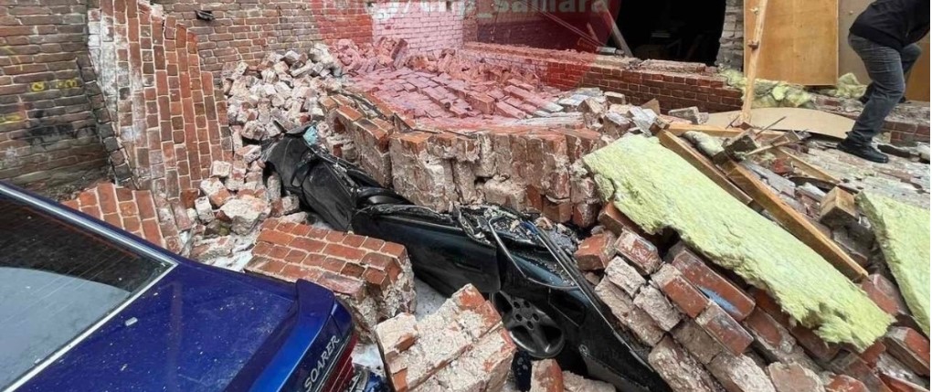 В Самаре на Молодогвардейской стена дома рухнула прямо на припаркованный автомобиль