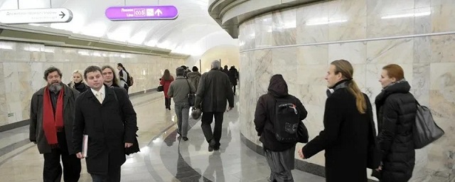 Петербуржец упал на рельсы на станции метро «Адмиралтейская»