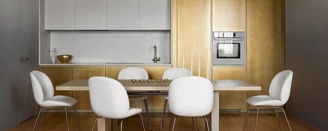 Дизайнеры BHD Studio оформили квартиру с тремя спальнями и золотой кухней в Москве