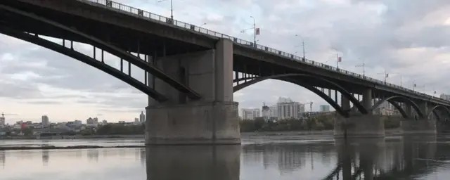Новосибирским водителям ограничили скорость движения на Октябрьском мосту до 50 км/ч