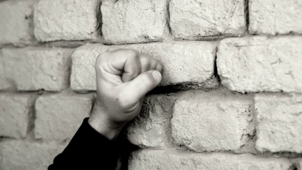 В Саранске мужчина сломал стену из гипсокартона
