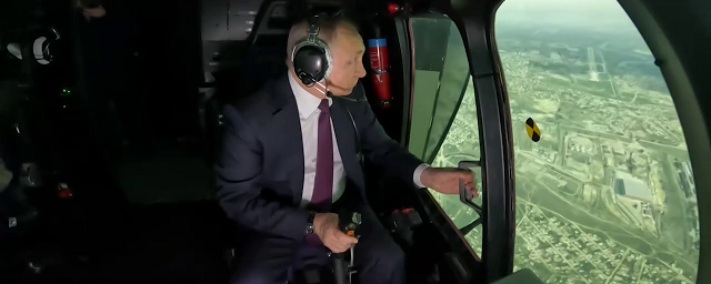 Путин в Улан-Удэ опробовал симулятор вертолета Ми-171А2