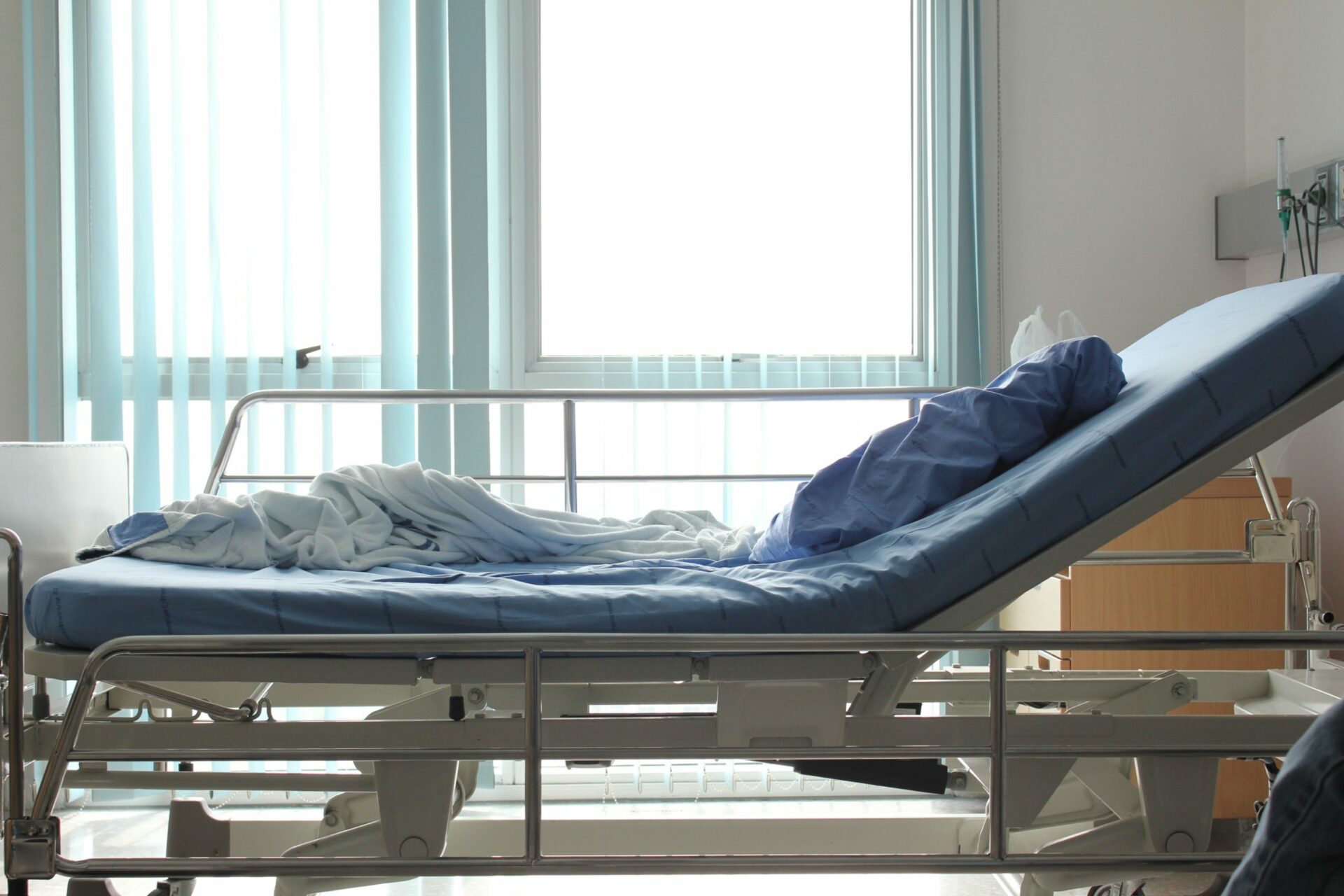 В Курске 80-летняя пенсионерка попала в больницу после падения в автобусе