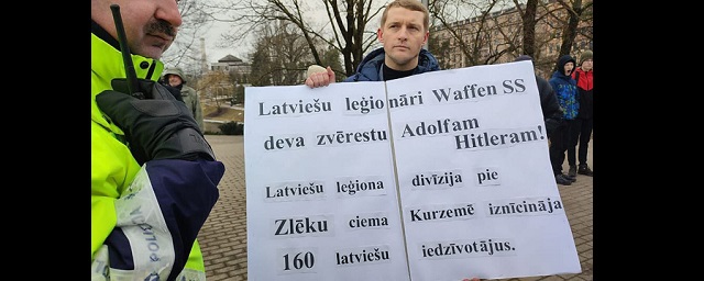В Риге на шествии памяти латышских легионеров СС задержали депутата с антифашистским плакатом