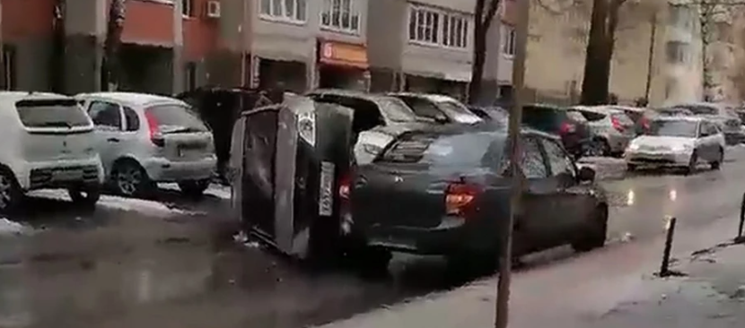 В Рязани на улице Гоголя опрокинулся автомобиль