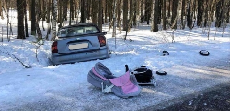 В Карелии водитель Chevrolet сбил 22-летнюю девушку с младенцем в коляске