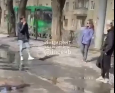 В Екатеринбурге неадекватная мать избила подростка у школы