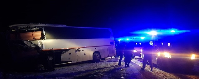 В Алтайском крае из-за столкновения автобуса и грузовика погибли два человека