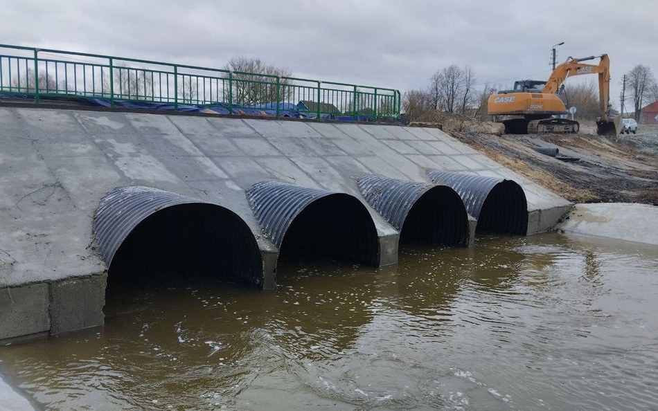 В Климовском районе завершают капремонт моста через ручей Плавна