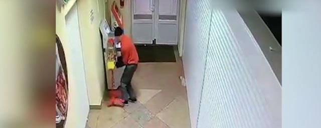 В Омске 46-летний мужчина украл из торгового центра автомат со сладостями