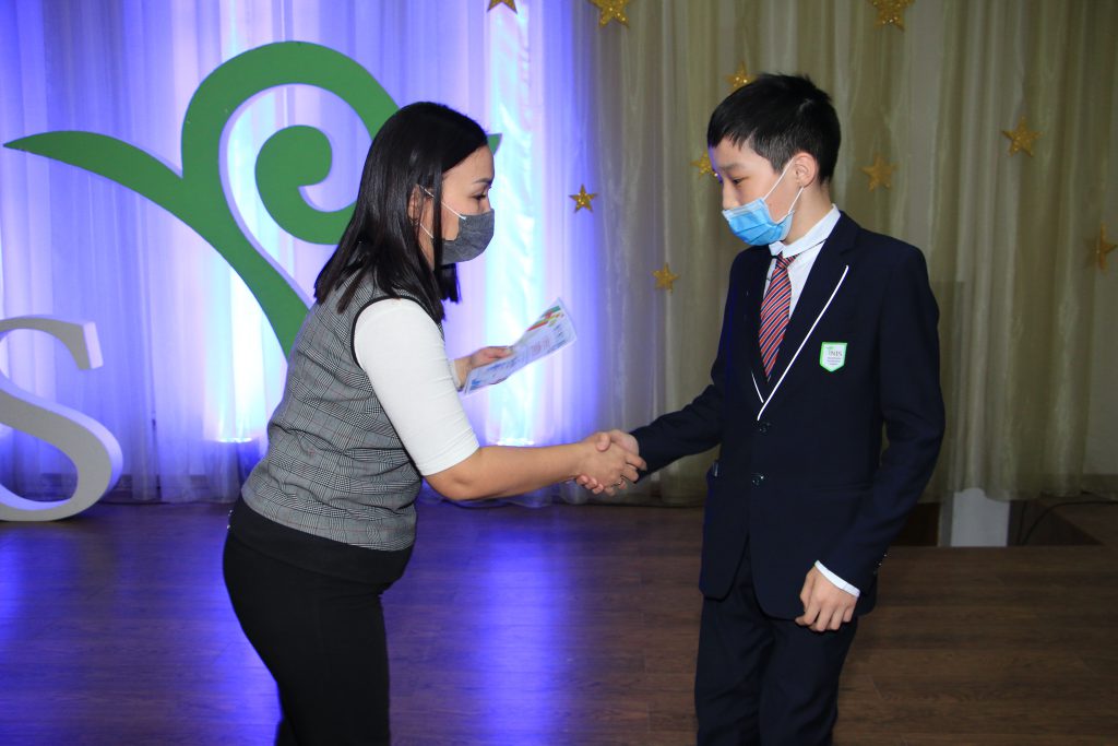 В Казахстане наградили 16 победителей интеллектуального конкурса среди школьников
