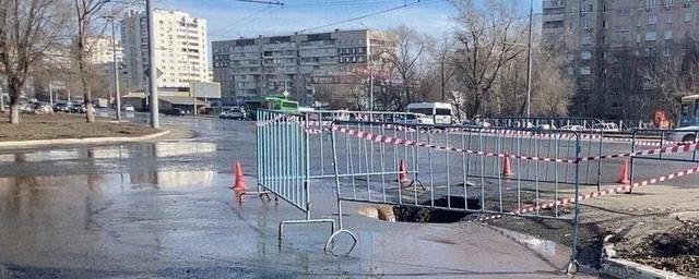 В Оренбурге на проспекте Гагарина провалился асфальт