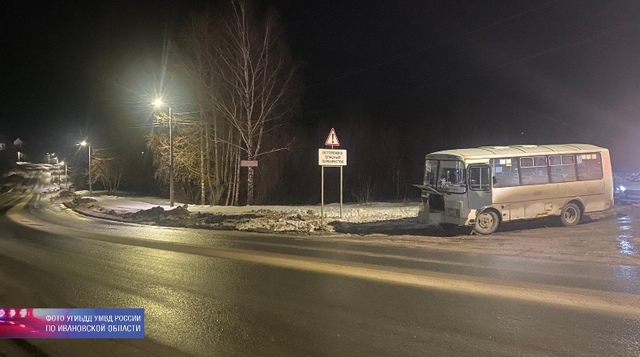 В ивановской Кинешме 23-летний водитель автобуса не справился с управлением и протаранил отбойник