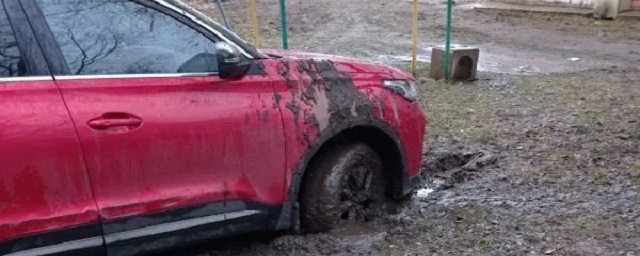 В Пскове автомобиль увяз в грязи на парковке