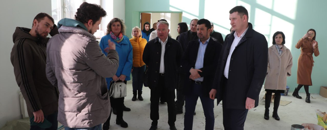 Денис Семенов с депутатами проверил ход капремонта в школе №18 Павловского Посада