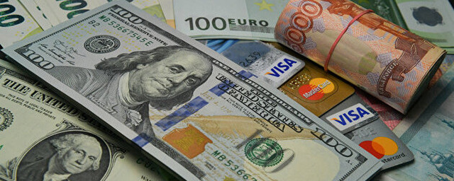 На Московской бирже зафиксировано падение курса доллара ниже 76 рублей