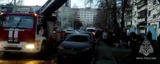В Челябинске пожарные сняли 8-летнего мальчика с карниза четвертого этажа
