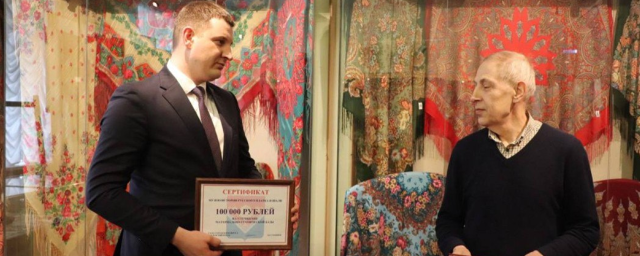 Денис Семенов передал поздравительный адрес коллективу Музея истории русского платка и шали