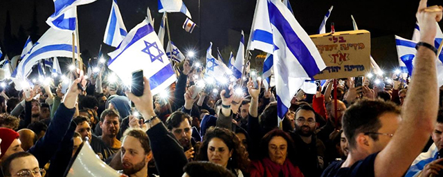 Премьер Израиля Нетаньяху приостановит судебную реформу, вызвавшую протесты среди населения