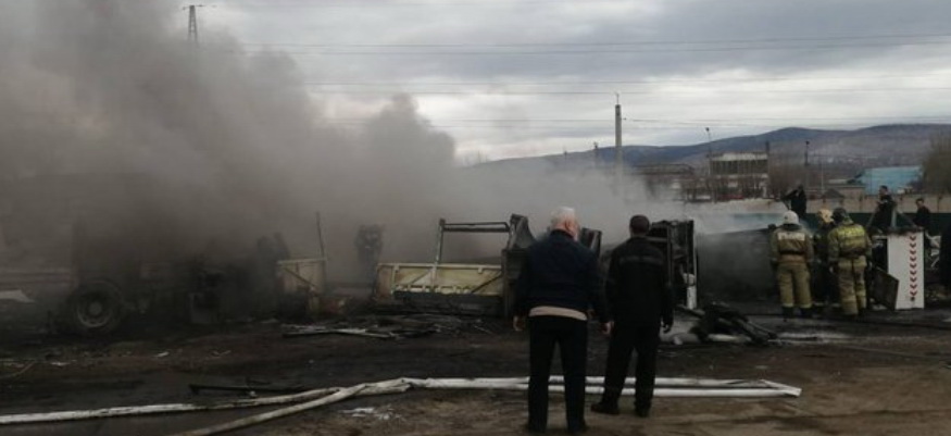 В Красноярске горят старые автобусы на территории КПАТП № 7