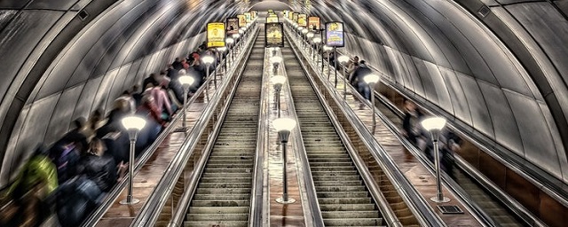 Экстренные службы назвали причины задымления под подъездом на станции метро «Третьяковская» в Москве