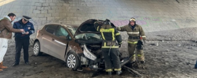 В Воронеже попавшая в ДТП машина упала с Северного моста