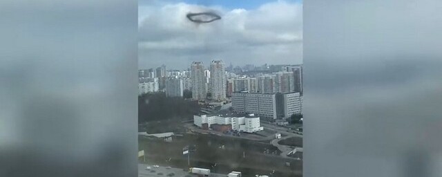 В Москве после хлопка в небе над Строгино заметили чёрное кольцо — Видео