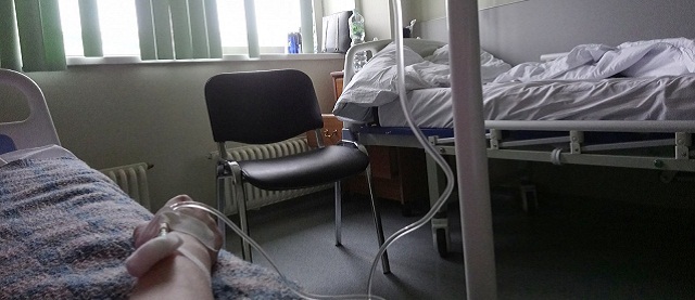 Тюменские врачи спасли женщину, которая из-за редкой болезни перестала есть и онемела