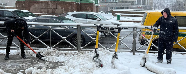 В Петербурге из-за снегопада кикшеринги встали на паузу