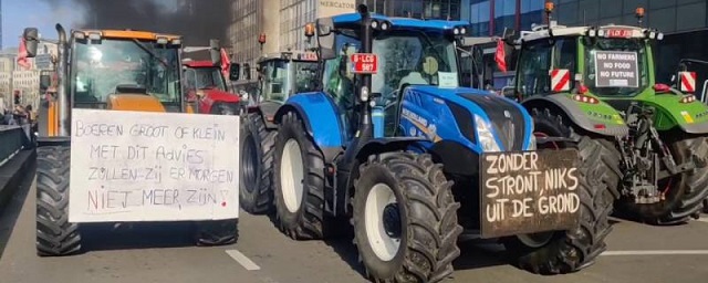 Фермеры на тракторах заблокировали центр Брюсселя, протестуя против закрытия хозяйств