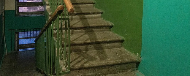 В Мурманске на лестничной площадке дома обнаружили труп мужчины