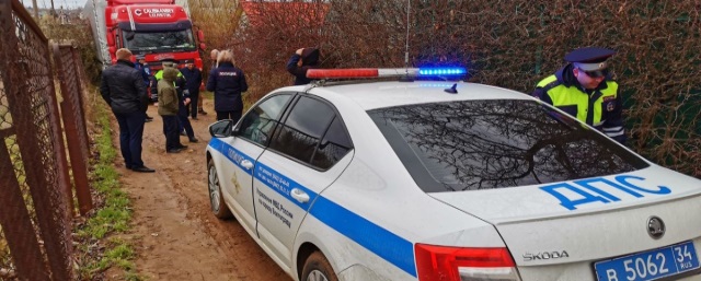 В дачном поселке под Волгоградом  инспекторы ДПС вытаскивали из грязи застрявшую турецкую фуру