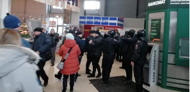 В Бердске в ТЦ «Астор» произошло массовое задержание подростков