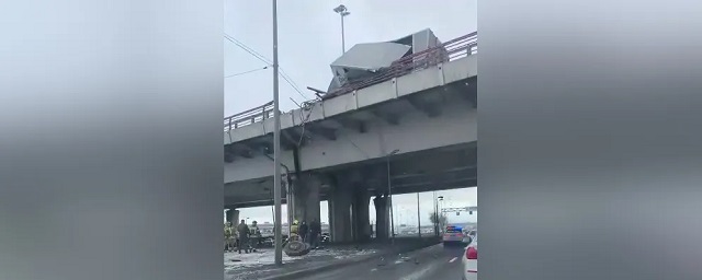 В Петербурге грузовик пробил ограждение КАД и повис