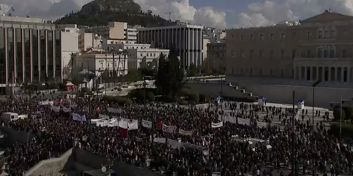 В Афинах тысячи жителей вышли на митинг в связи с гибелью 57 человек в столкновении поездов