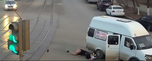 В Волгограде пассажирка выпала из движущегося микроавтобуса на проезжую часть — Видео