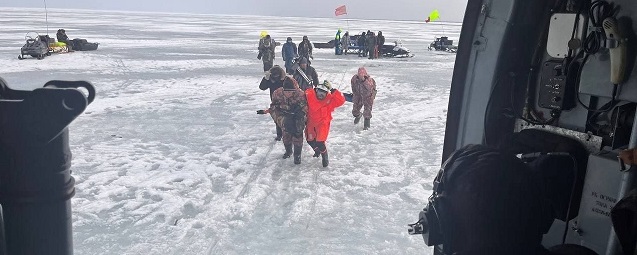 МЧС опубликовало видео со спасением рыбаков со льдины на Сахалине