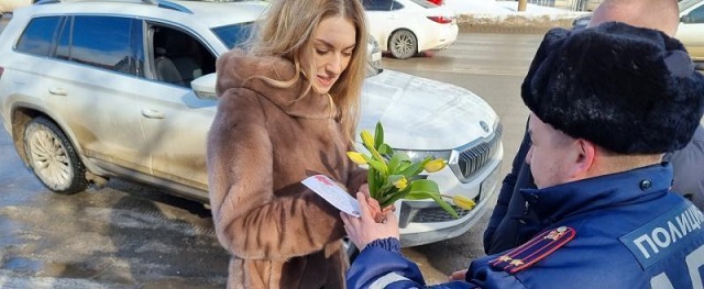 Вологодские инспекторы ГИБДД дарят девушкам цветы