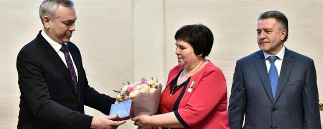 Губернатор Андрей Травников вручил женщинам 22 знака отличия «За материнскую доблесть»