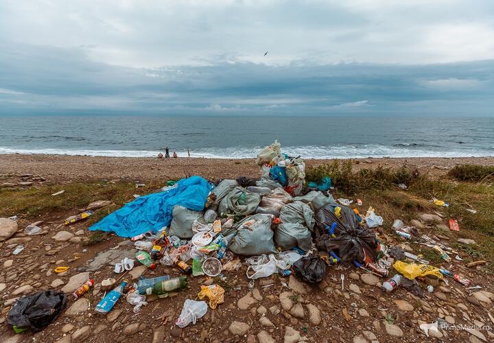 Жители Анапы сообщили, что неизвестные превратили в свалку санитарные зоны у пляжей