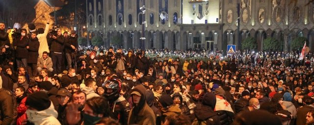 В Тбилиси митингующие прорвали заграждения перед входом в парламент
