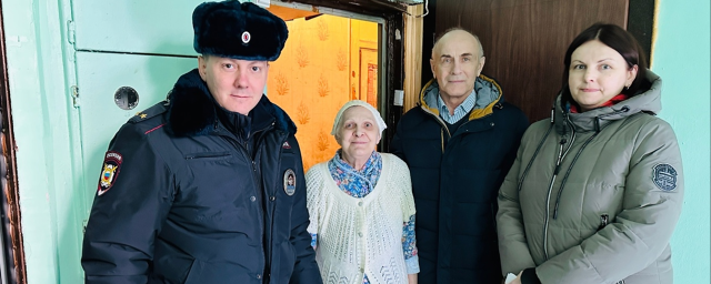 Полицейские провели в Красногорске акцию «8 Марта – в каждый дом»