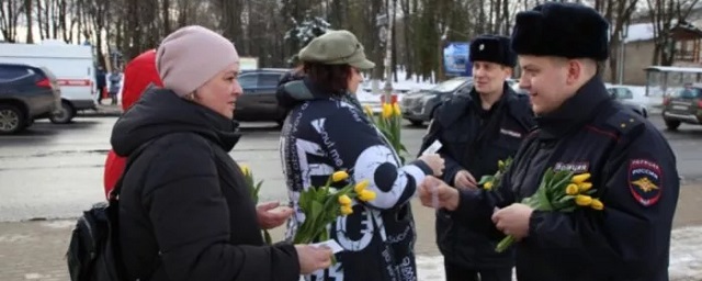Сотрудники полиции дарили цветы псковичкам в день 8 Марта