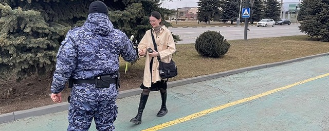 В Ингушетии росгвардейцы поздравили местных жительниц с 8 марта